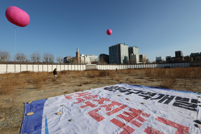 서울시 종로구 세운4구역 부지에 재개발 사업 신속 추진을 요구하는 플래카드가 놓여 있다.연합뉴스
