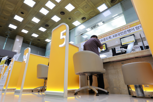 서울 시내 시중은행을 찾은 시민이 창구에서 상담을 받고 있다.연합뉴스