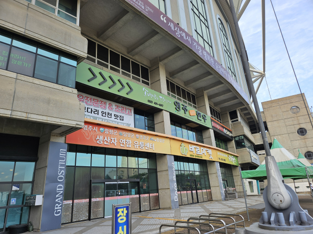 지난 17일 기자가 찾은 인천문학경기장 동측 모습. 식당, 헬스장, 대형찜질방 문 앞에는 휴업 안내문이 붙어 있고 사람들이 찾지 않아 을씨년스러운 모습이었다. 인천=안재균 기자
