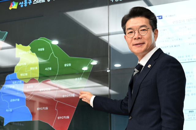 정원오 성동구청장이 29일 서울 성동구청에서 서울경제신문과 인터뷰에 앞서 공약 및 주요사업 현황을 소개하고 있다. 조태형 기자 2025.12.23