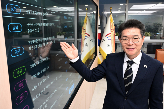 정원오 성동구청장이 29일 서울 성동구청에서 서울경제신문과 인터뷰에 앞서 공약 및 주요사업 현황을 소개하고 있다. 조태형 기자 2025.12.23