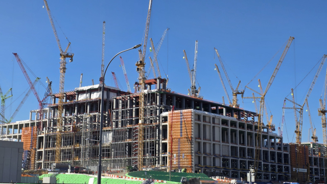 지난 26일 SK하이닉스 용인 클러스터 공사 현장에서 수십 대의 대형 크레인이 1기 팹 공사를 진행하고 있다.용인=노우리 기자