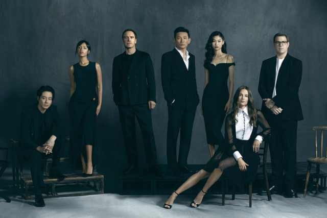 영화 ‘호프(HOPE)’에 출연한 배우 조인성(왼쪽부터), 테일러 러셀, 마이클 패스벤더, 황정민, 정호연, 알리시아 비칸데르, 카메론 브리튼. 사진 제공=플러스엠 엔터테인먼트