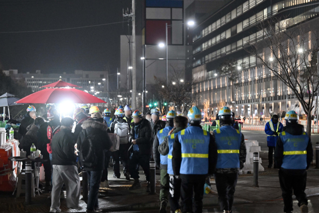 2025년을 사흘 남긴 29일 세계 최대 규모의 반도체 생산 단지 삼성전자 평택캠퍼스에서 근로자들이 4공장(P4)과 5공장(P5) 건설 공사를 위해 새벽부터 출근하고 있다.일부는 현장 인근 노점에서 간단히 아침 식