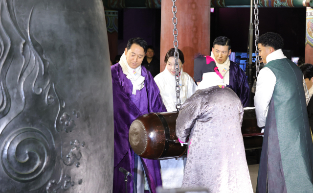 2026년 새해 첫날인 1일 서울 종로구 보신각에서 열린 제야의 종 타종행사에서 오세훈 서울시장, 가수 양희은, 가수 션, 육상선수 나마디 조엘진 등 시민대표들이 타종을 하고 있다. 연합뉴스