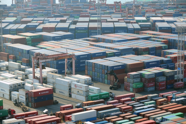 지난달 29일 오후 부산항 북항이 분주한 모습.연합뉴스