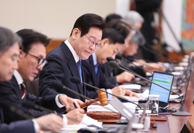 이재명 대통령이 지난달 30일 청와대에서 의사봉을 두드리며 국무회의 개회를 선언하고 있다.연합뉴스