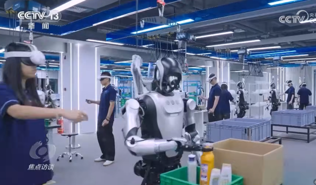 중국 기업이 만든 휴머노이드 로봇이 한 공장에서 사람과 함께 작업하고 있다.사진=중국CCTV 유튜브