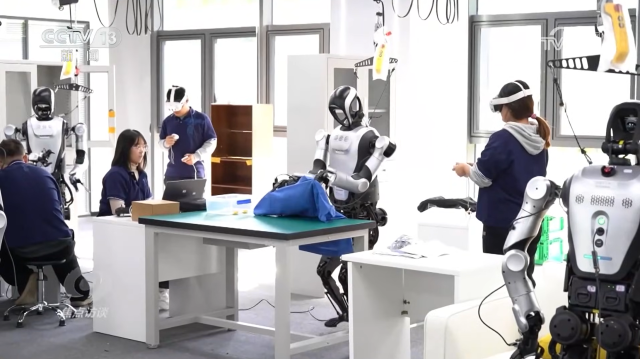 중국 기업이 만든 휴머노이드 로봇이 한 공장에서 사람과 함께 작업하고 있다.사진=중국CCTV 유튜브