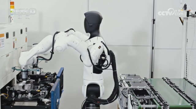 중국의 휴머노이드 로봇이 제조라인에서 제품을 조립하고 있다.사진제공=중국 CCTV 유튜브