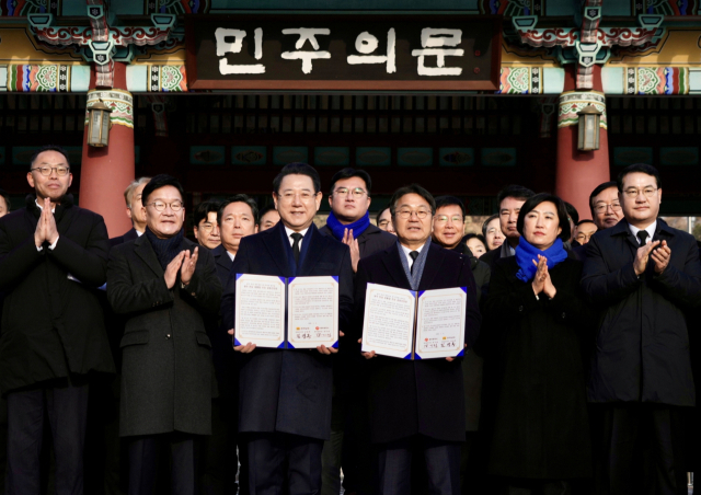 강기정 광주광역시장과 김영록 전라남도지사가 2일 국립5·18민주묘지에서 '통합 지방정부 추진 공동선언문'을 발표한 후 기념촬영을 하고 있다.사진 제공=광주광역시