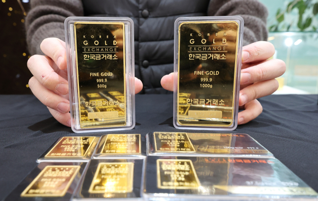 국제 금 시세가 약 두 달 만에 사상 최고가를 경신한 2025년 12월 23일 서울 종로구 한국금거래소에서 직원이 골드바를 들어 보이고 있다. 연합뉴스