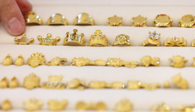 서울 종로구 한국금거래소에서 관계자가 돌 반지를 진열하고 있다. 뉴스1