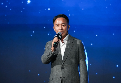 씨소프트 창업주이자 최고창의력책임자(CCO)를 맡고 있는 김택진 대표가 지스타 2025 개막일인 13일 엔씨소프트 부스에서 열린 오프닝 세션 개막 연설에서 발언하고 있다.연합뉴스