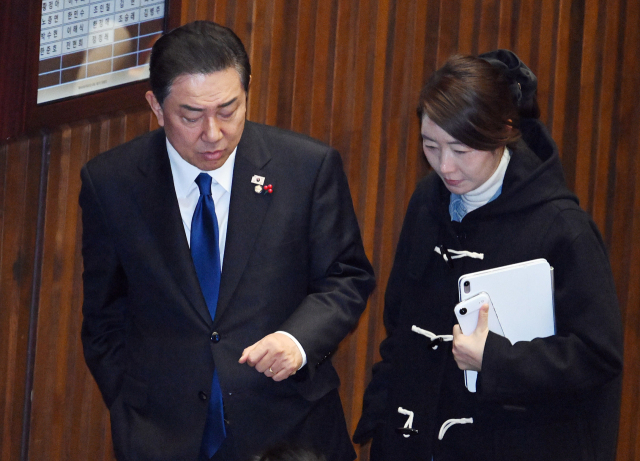 김병기(왼쪽) 더불어민주당 원내대표와 강선우 의원이 지난달 24일 국회 본회의에 출석해 대화하고 있다. 오승현 기자