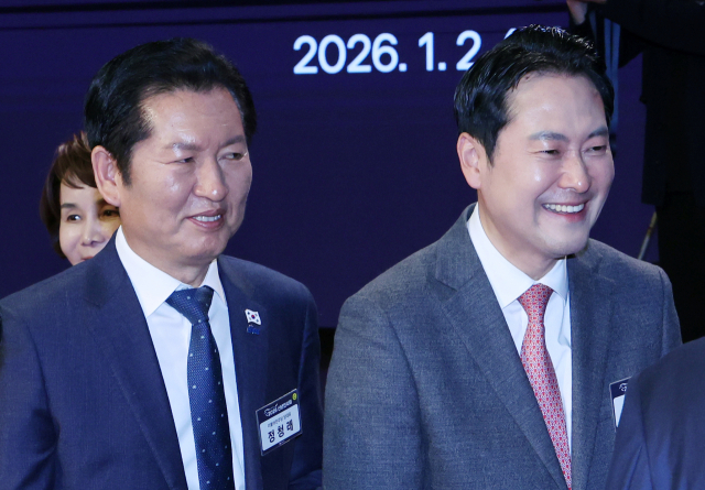 정청래 더불어민주당 대표와 장동혁 국민의힘 대표가 2일 서울 중구 대한상공회의소에서 열린 2026 경제계 신년인사회를 마친 뒤 행사장을 나서고 있다. 연합뉴스