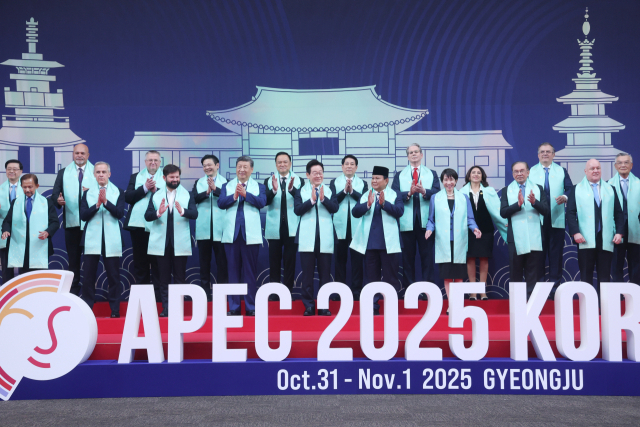 이재명 대통령이 지난해 11월 1일‘2025 APEC 정상회의’에서 각국 정상들과 한복 소재로 만든 목도리를 두르고 기념 촬영을 하고 있다.이번 APEC에서 처음으로‘문화창조산업’을 신성장동력으로 추진하겠다는 