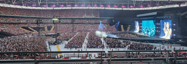 걸그룹 블랙핑크가 지난해 8월 15일 월드투어의 한 행사로 영국 런던 웸블리 스타디움에서 공연을 펼치고 있다.연합뉴스