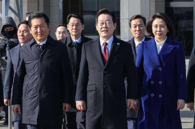 이재명 대통령이 4일 중국 국빈 방문을 위해 경기 성남 서울공항에서 공군1호기로 이동하고 있다. 뉴스1