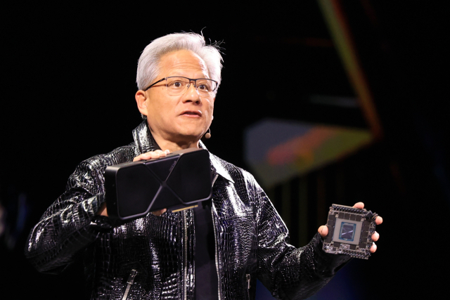 지난해 1월 6일(현지 시간) 미국 네바다주 라스베이거스 만달레이베이 컨벤션센터 내 미셀로브 울트라 아레나에서 젠슨 황 엔비디아 최고경영자(CEO)가 기조연설하고 있다.연합뉴스