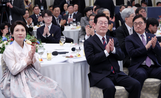 이재명 대통령과 김혜경 여사가 2일 청와대 영빈관에서 열린 신년 인사회에서 시민들의 새해 소망을 담은 영상을 시청하고 있다.연합뉴스