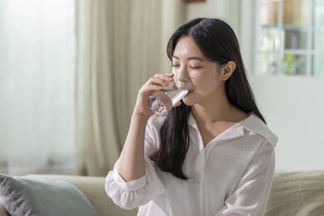 일어나자마자 양치 안 하고 물 마시면 세균이 다 위장으로?…진실은 과연