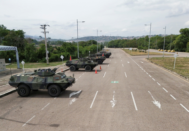 미국이 니콜라스 마두로 베네수엘라 대통령을 체포한 사실이 알려진 직후 베네수엘라와 콜롬비아 국경에 군용차들이 배치돼 있는 모습. 로이터연합뉴스