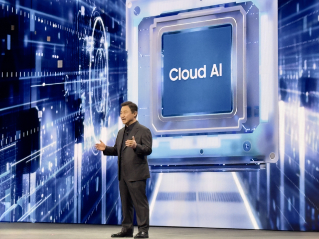 삼성전자의 모바일경험(DX)부문을 이끄는 노태문 대표이사 사장이 4일(현지시간) 미국 라스베이거스 윈 호텔에 조성한 삼성전자 단독 전시관에서 인공지능(AI) 홈의 비전을 알리는 '더 퍼스트 룩(The first lo