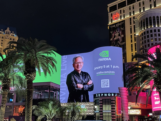 4일(현지 시간) 미국 라스베이거스 시내 전광판에 젠슨 황 엔비디아 CEO의 특별 연설을 알리는 광고가 흘러나오고 있다. 김창영 특파원
