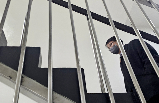 통일교가 정치권 인사들에게 접근하는‘통로’역할을 했다는 의혹을 받는 통일교 산하단체 천주평화연합(UPF) 송광석 전 회장이 24일 서울 서대문구 경찰청에 출석하고 있다.연합뉴스