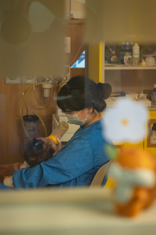 도토리하우스에서 서울대병원 의료진이 중증 소아 환자를 돌보고 있다.사진 제공=서울대병원