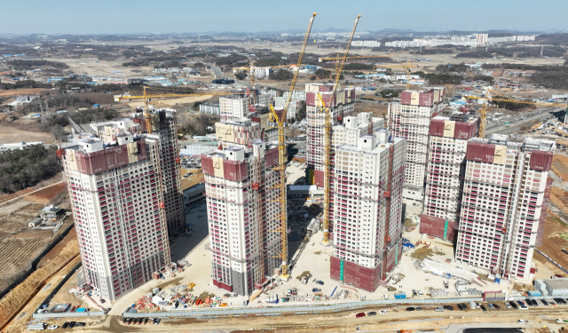 경기 평택시 화양지구에서 아파트 공사가 진행되고 있다.오승현 기자