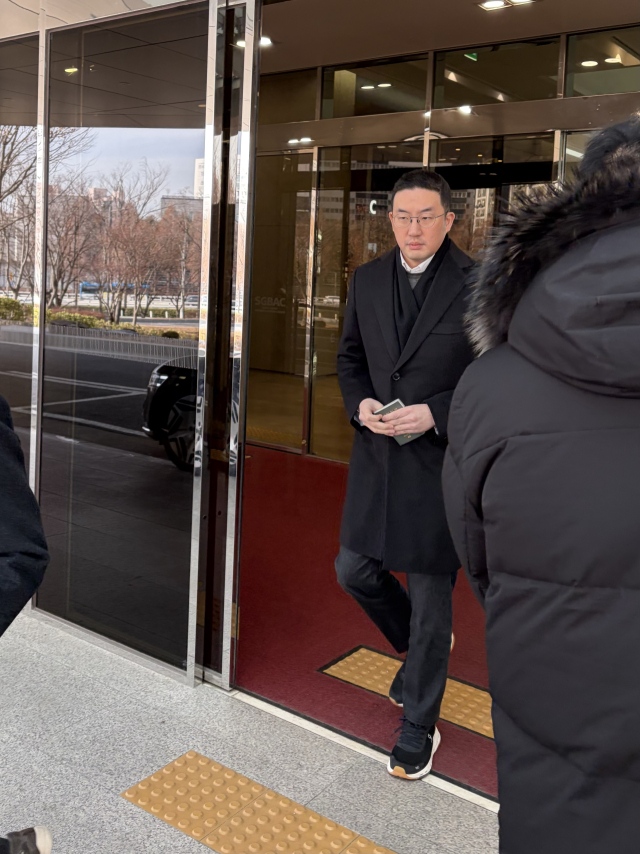 방중 경제사절단 일정을 마친 구광모 LG그룹 회장이 6일 오후 서울 강서구 김포 비즈니스 항공센터(SGBAC)를 통해 귀국하고 있다.노우리 기자