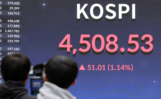 코스피가 사상 처음으로 장중 4500선을 돌파한 6일 오후 서울 영등포구 여의도 한국거래소 현황판에 코스피 종가가 표시되고 있다.뉴스1