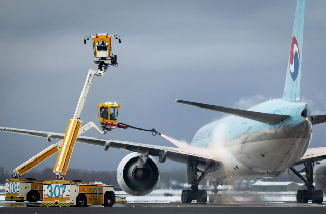 5일 암스테르담 스히폴 공항에서 대한항공 항공기에 제빙 작업을 하는 모습.EPA=연합뉴스