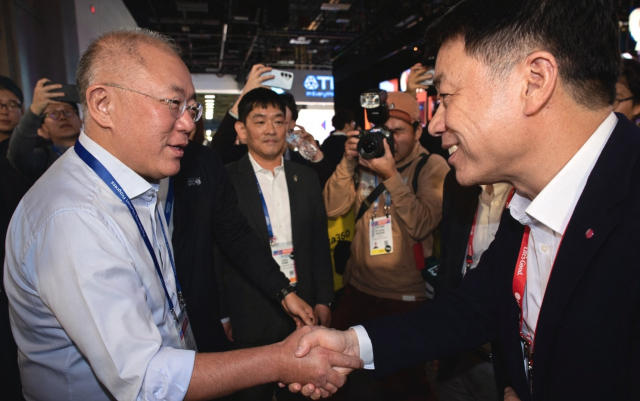 정의선(왼쪽) 현대차그룹 회장이 6일(현지시간) 미국 라스베이거스 열린 CES 2026에서 LG전자 비공개 전시관을 찾아 류재철(오른쪽) 대표와 악수하고 있다.사진제공=독자