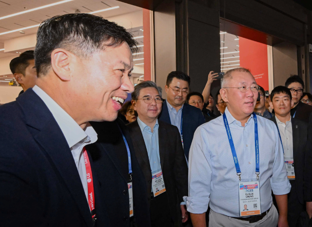 6일(현지시간) 미국 라스베이거스에서 열린 CES 2026의 LG전자 비공개 전시관에서 류재철(앞줄 왼쪽부터) LG전자 대표,<a href=