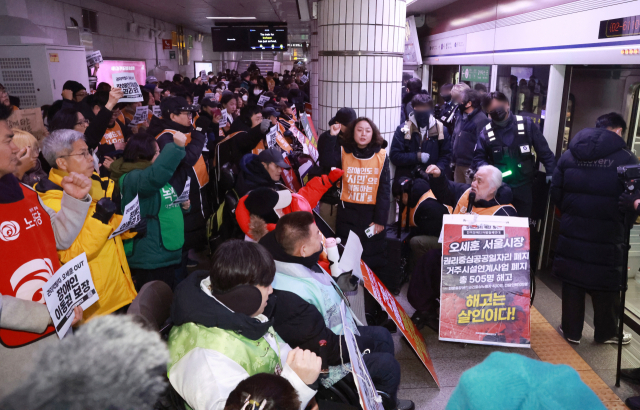 전국장애인차별철페연대 회원들이 2일 서울 지하철 1호선 시청역에서 제68차 '지하철 탑시다' 시위를 벌이고 있다.연합뉴스