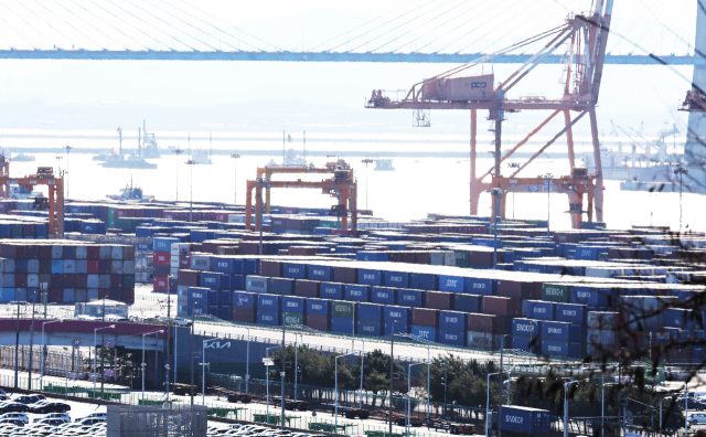 1일 경기도 평택항에 컨테이너가 쌓여 있는 모습.연합뉴스.