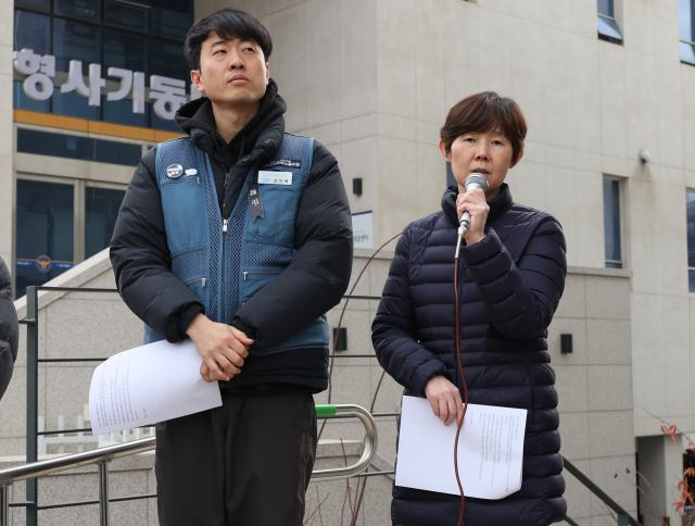 2020년 쿠팡 칠곡물류센터에서 과로사한 고 장덕준씨 모친 박미숙씨가 6일 서울 마포구 서울경찰청 광역수사단 형사기동대 앞에서 쿠팡 산재 은폐 의혹 수사 참고인 조사를 받기 앞서 발언을 하고 있다.연합뉴스