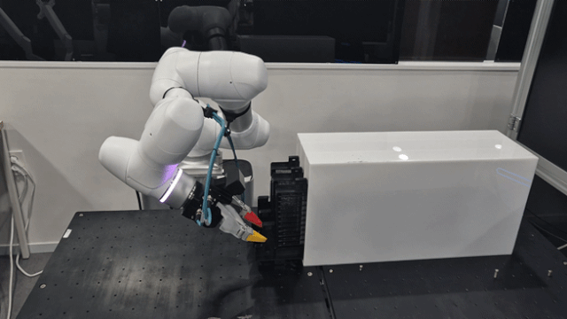 카본식스의 시그마키트가 공기청정기의 필터를 꺼내고 있다.사진=류석 기자