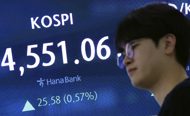 7일 오후 서울 중구 하나은행 본점 딜링룸 전광판에 증시 종가가 표시되고 있다.뉴스1