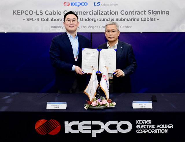 구본규(왼쪽) LS전선 대표와 김동철 한전 대표가 6일(현지시간) 미국 라스베이거스 CES 2026에서 열린‘LS전선-한전,HVDC 자산관리시스템 공동 사업 계약 체결식’에서 기념 사진을 촬영하고 있다.사진=LS