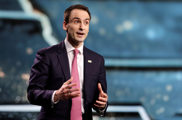 마이클 크라치오스 미국 백악관 과학기술정책실장이 지난 5일(현지 시간) 라스베이거스에서 열린 AMD의 'CES 2026' 기조연설장에 초청연사로 올라 발언하고 있다.로이터연합뉴스