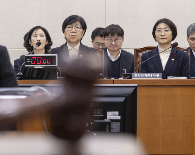 정은경(왼쪽) 보건복지부 장관과 이스란 차관이 7일 국회에서 열린 보건복지위 전체 회의에 출석해 박주민 위원장의 아동수당법 개정안 상정을 지켜보고 있다.연합뉴스