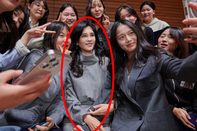 서울시 용산구 소재 리움미술관 대강당에서 진행된 두을장학재단 '2026년 장학증서 수여식'에서 이부진 이사장과 신규 장학생이 기념 촬영을 하고 있다.뉴스1