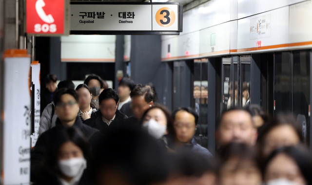 서울 3호선 경복궁 역에서 시민들이 이동하고 있다.뉴스1