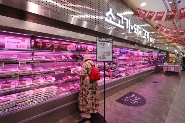 서울 시내 한 대형마트의 육류 코너.연합뉴스