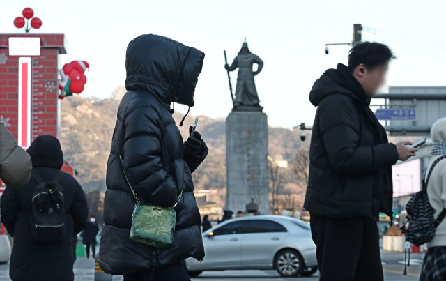 8일 서울 종로구 광화문 세종대로사거리에서 출근길 시민들이 발걸음을 옮기고 있다.연합뉴스