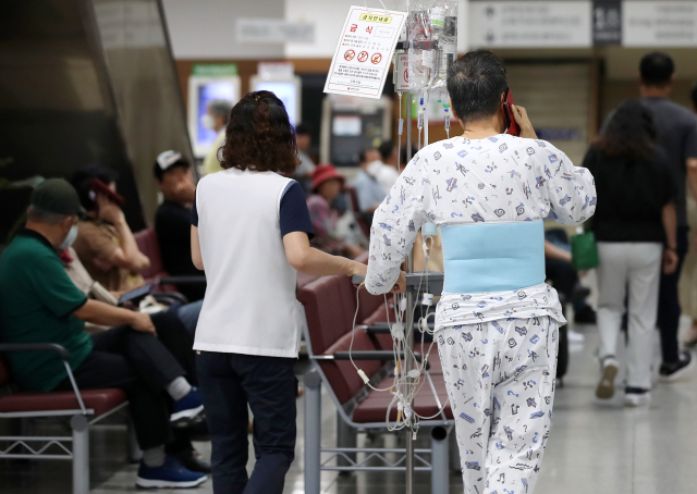 대구 중구 경북대병원에서 간병인이 환자와 함께 이동하고 있다.기사 이해를 돕기 위한 사진.뉴스1